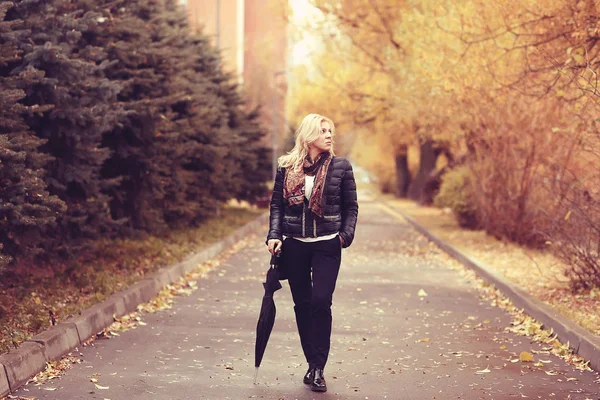 Femme avec parapluie dans le parc d'automne — Photo