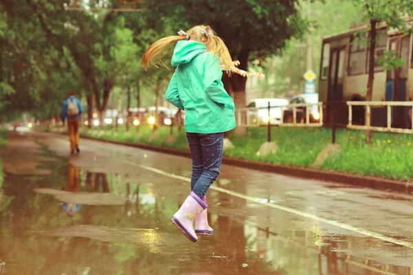 Meisje na regen buiten spelen — Stockfoto