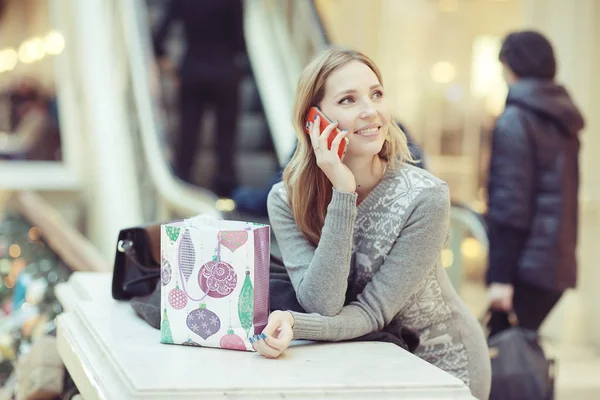 Woman on holiday at shopping center — Stock Photo, Image