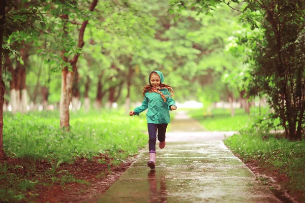 女孩玩户外雨后 — 图库照片