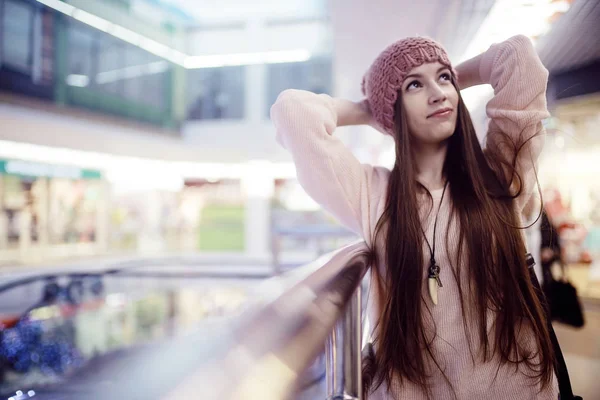 Ung flicka på shopping center — Stockfoto