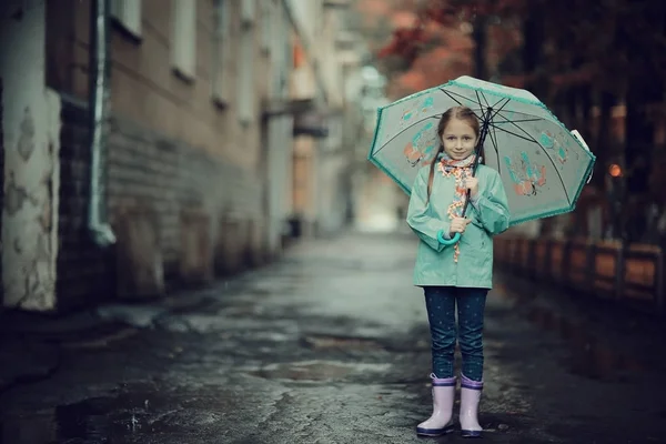 Küçük kız sonbahar parkta yürüyüş — Stok fotoğraf