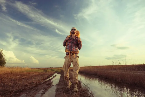 Man reiziger in wildlife op herfst — Stockfoto