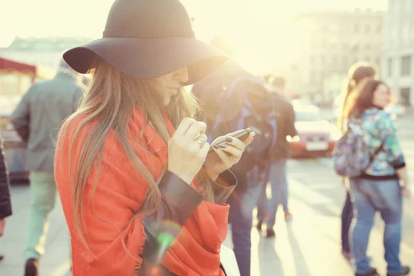 Donna con un telefono in mano — Foto Stock