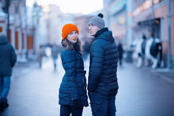 Loving couple walking in the city — Stock Photo, Image