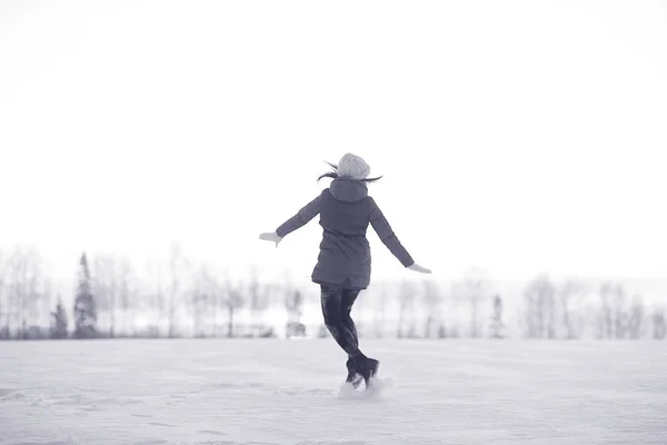 Szczęśliwa dziewczyna w zimie snowy field — Zdjęcie stockowe