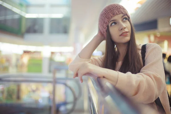 Fille marche dans le centre commercial — Photo