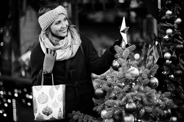 Mladá žena kráčí ve městě — Stock fotografie