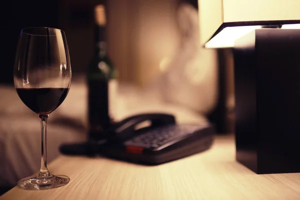 Serviert ein Glas Rotwein — Stockfoto