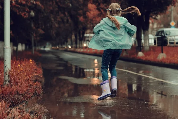 Meisje na regen buiten spelen — Stockfoto