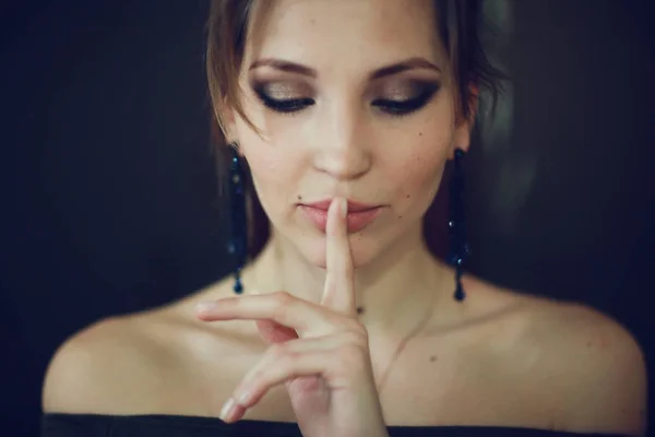Девушка, держащая палец во рту — стоковое фото