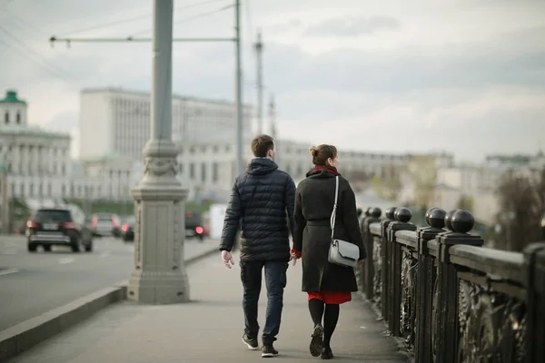 Ungt par på park — Stockfoto