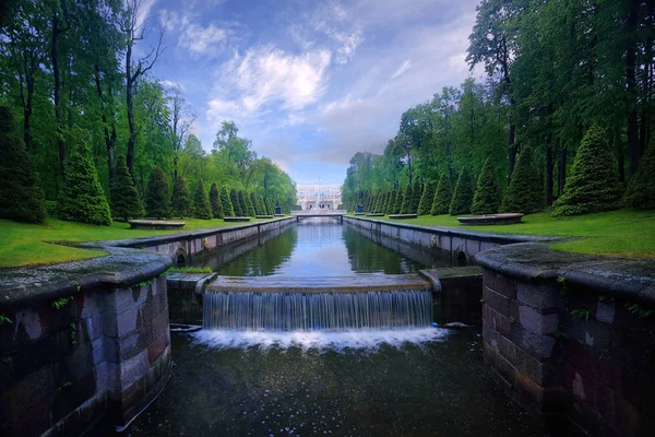 Pittoreske Peterhof park — Stockfoto