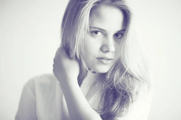 Porträtt av anbud blond kvinna — Stockfoto