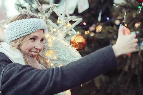 Güzel bir kadın selfie çekiyor.