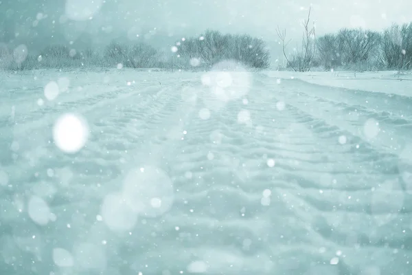 Pistas en el camino nevado de invierno —  Fotos de Stock