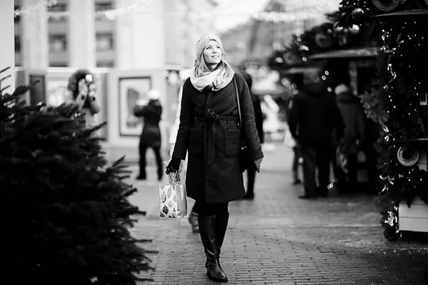 街を歩く若い女性 — ストック写真