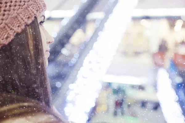 Mladá dívka v nákupním centru — Stock fotografie