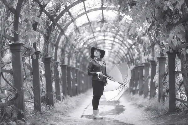 Jeune femme dans la ville à l'automne — Photo