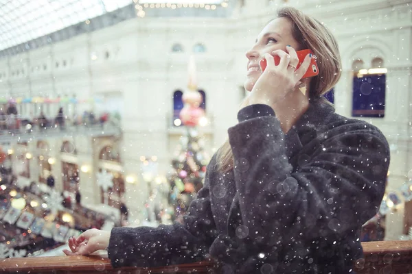 Šťastná dívka mluví po telefonu — Stock fotografie