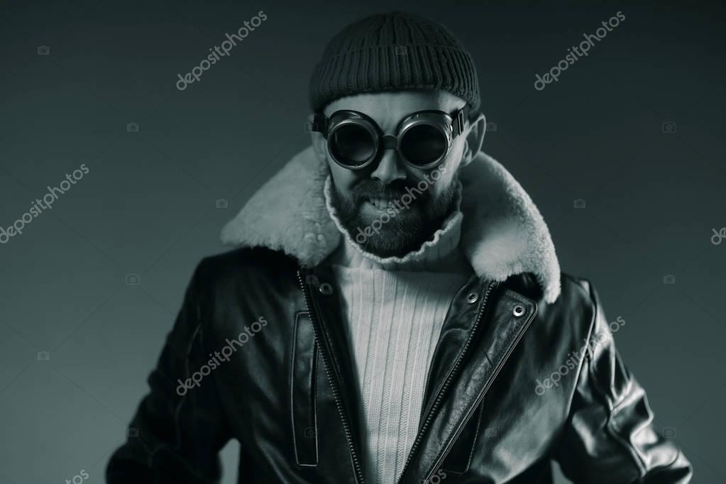 Hombre negro con gafas de nieve