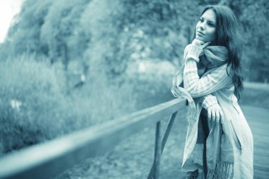 düşünceli kız parkta