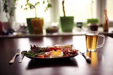 masa örtüsü üzerinde hizmet çatal bıçak takımı