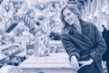 kadın tatil alışveriş merkezi 