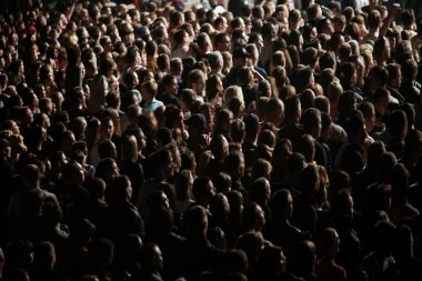 kalabalık bir rock konserinde