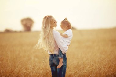 Anne ve kızı buğday tarlasında