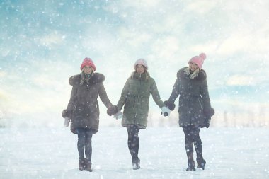 genç kız açık havada yürüyüş