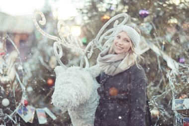 Güzel kız kış şehirde yürüyüş