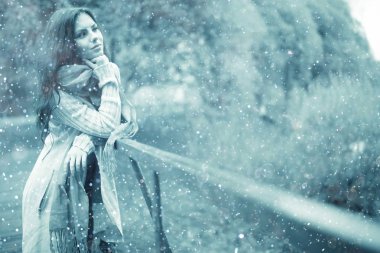 havada kar taneleri ile genç kız