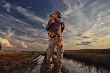 adam gezgin bir sırt çantası ile