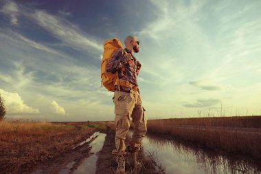 adam gezgin bir sırt çantası ile