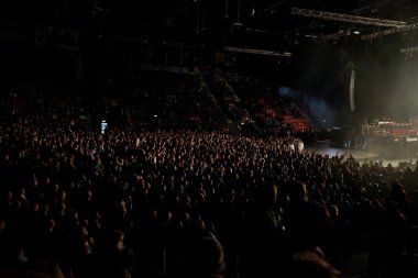 kalabalık bir rock konserinde