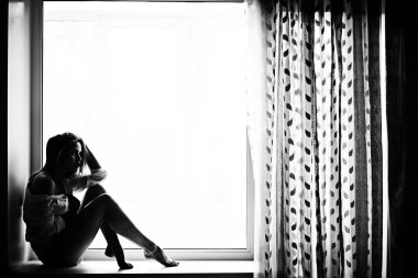 pencere kenarında oturan genç kadın