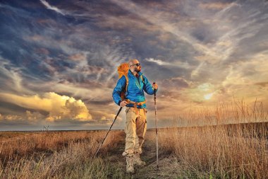 adam gezgin bir sırt çantası ile