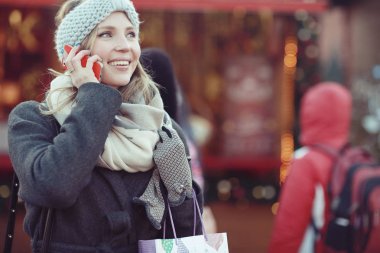 Neşeli kadın telefonda konuşuyor.