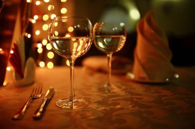 masa örtüsü üzerinde hizmet çatal bıçak takımı