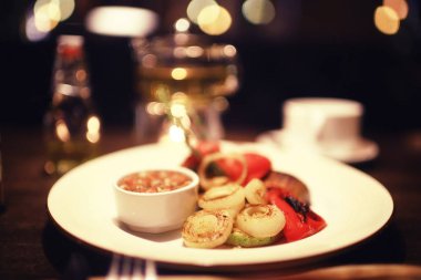 Restoranda garson tablo