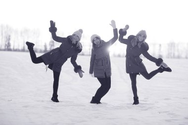 Kışın atlama kız grubu 