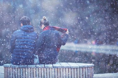 Bir bankta oturan çift