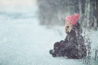 Kışın genç kadın