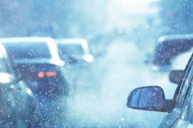 Şehir yolun ortasında kış kar