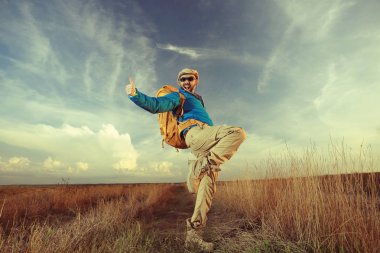 adam gezgin bir sırt çantası ile