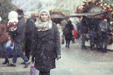 Güzel kız kış şehirde yürüyüş