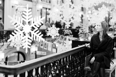 Şehirde yürüyen genç bir kadın.