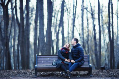 Bir bankta oturan çift