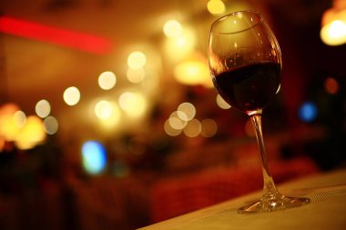 akşam yemeği masada Şarap kadehi ile